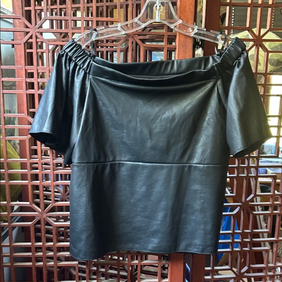 Bailey 44 Black Faux Leather Off-Shoulder Blouse M never worn made in usa - Picture 1 of 3